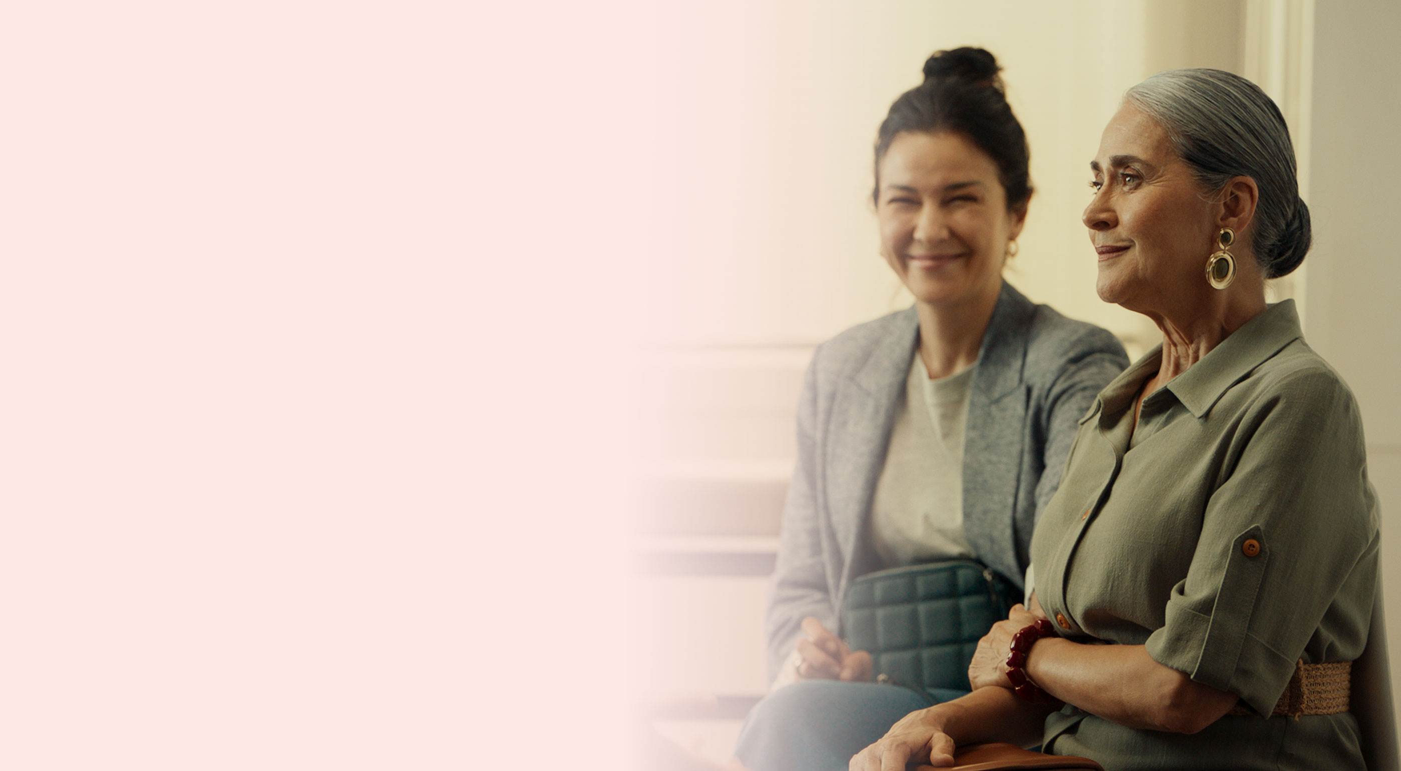 Mujer sentada en una cita médica con su familiar