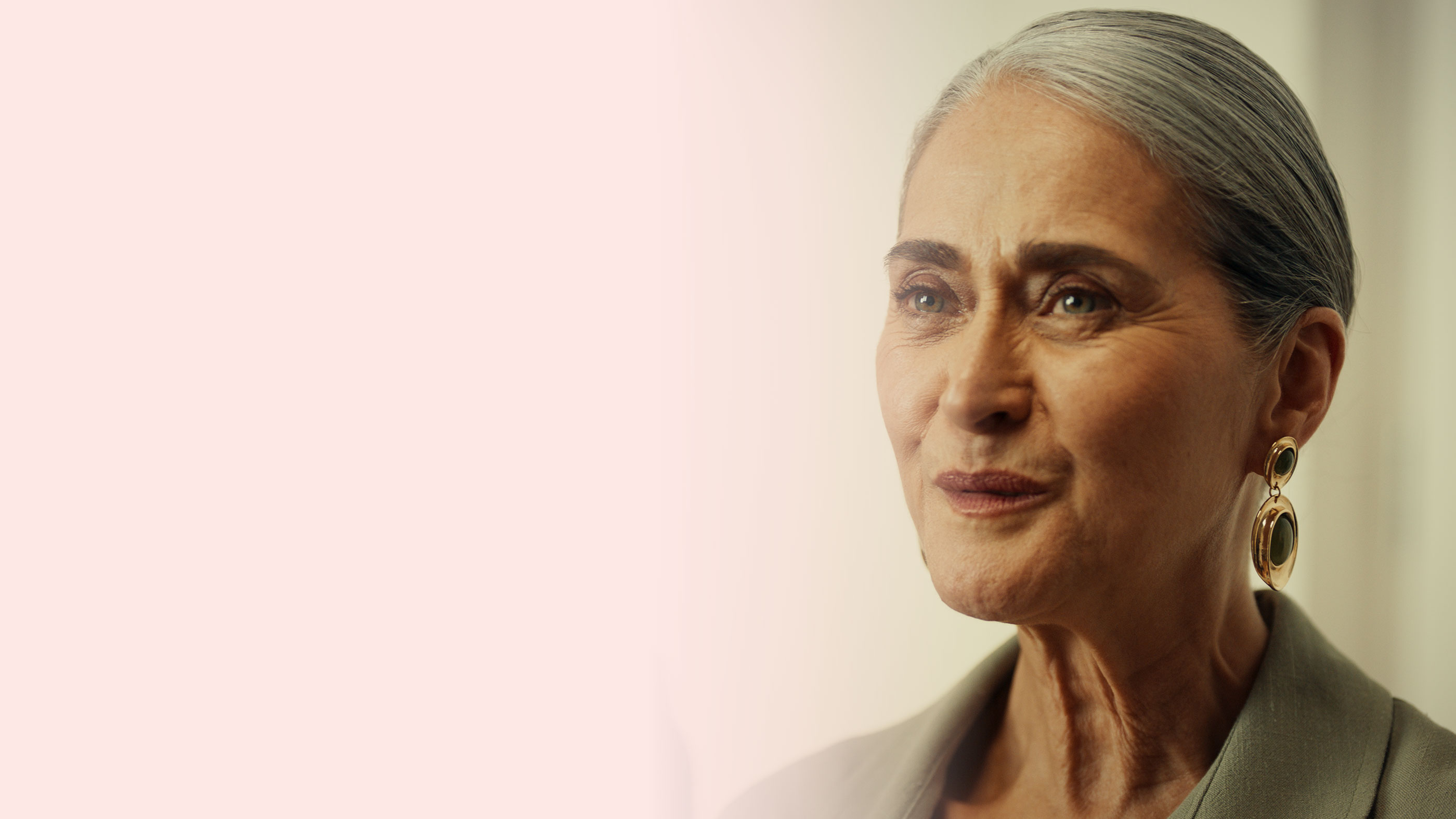 Mujer sonriendo en una cita médica
